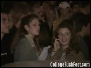 TEEN FISTING À TROIS ...