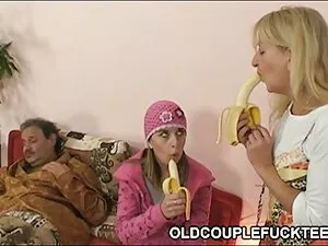 Blonde baisée sur un ...
