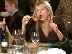 Elle aime son jouet  ...