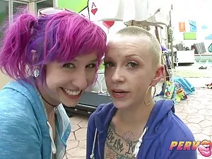Une pute blonde suce ...